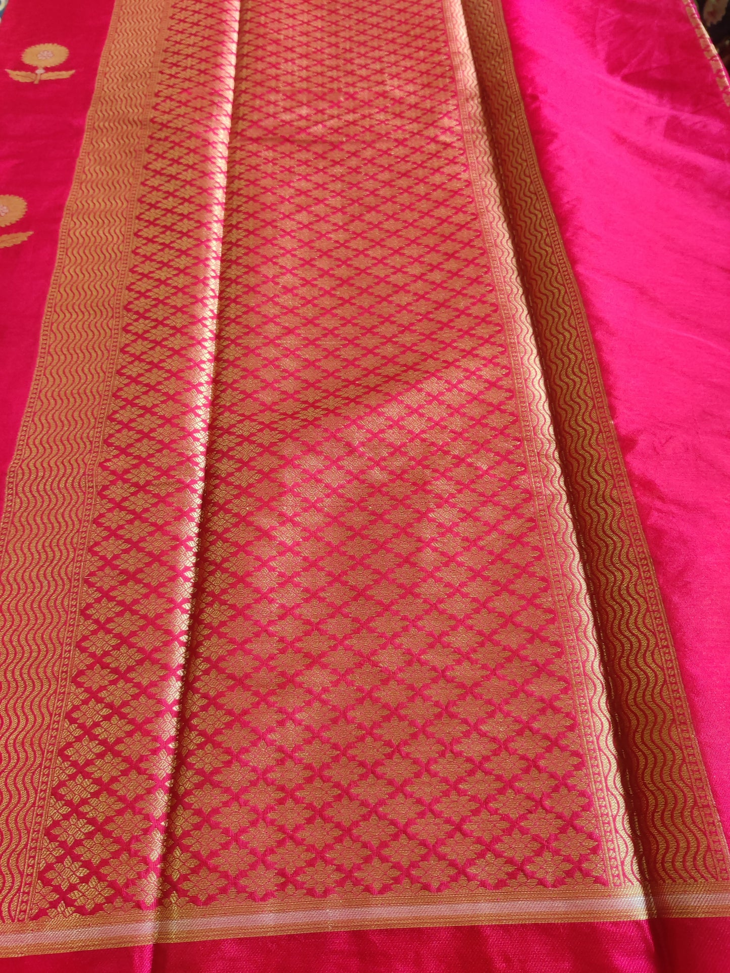 Nishaa Banarasi Floral Buti Saree/Rani Pink & Green