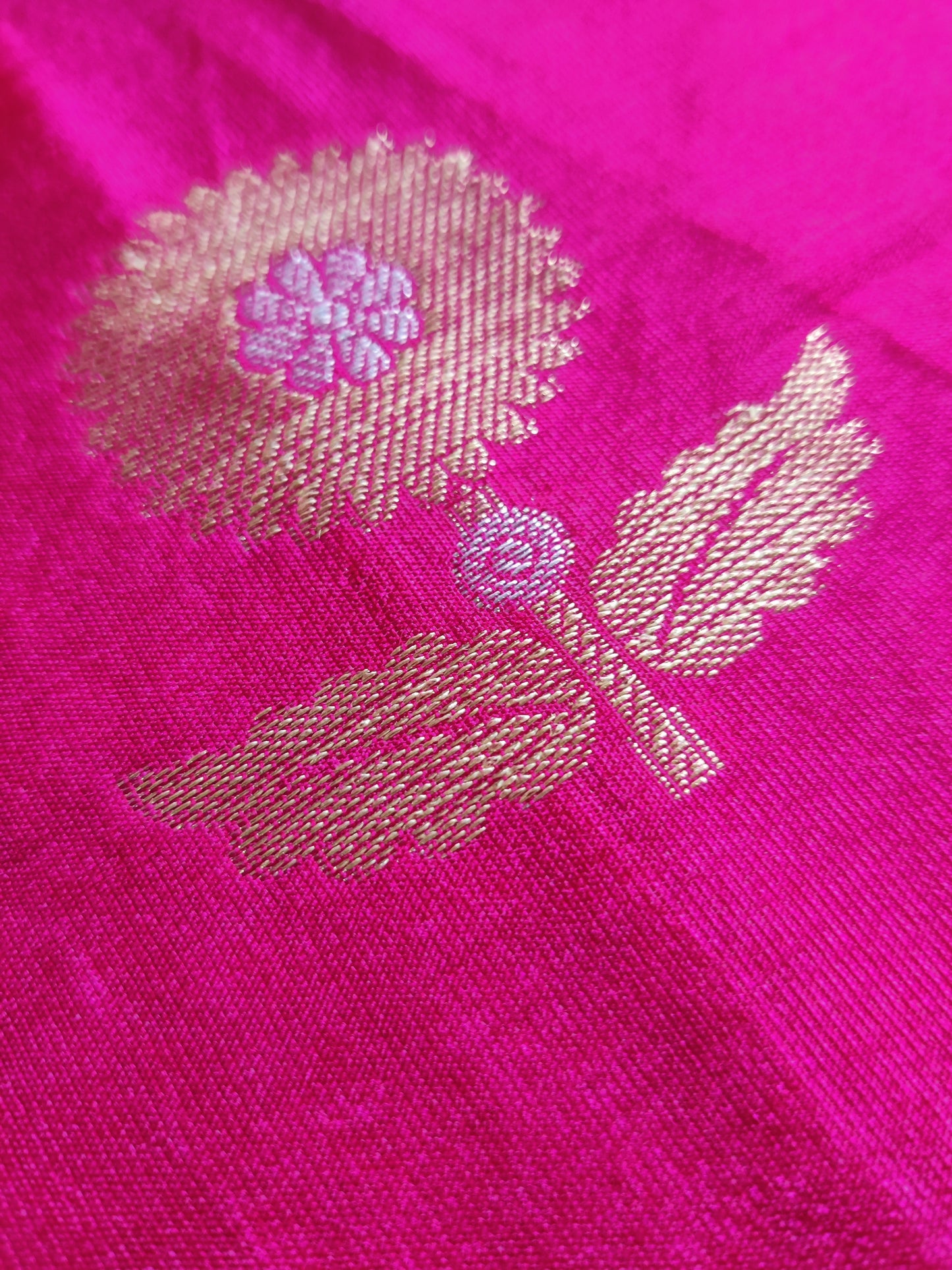 Nishaa Banarasi Floral Buti Saree/Rani Pink & Green