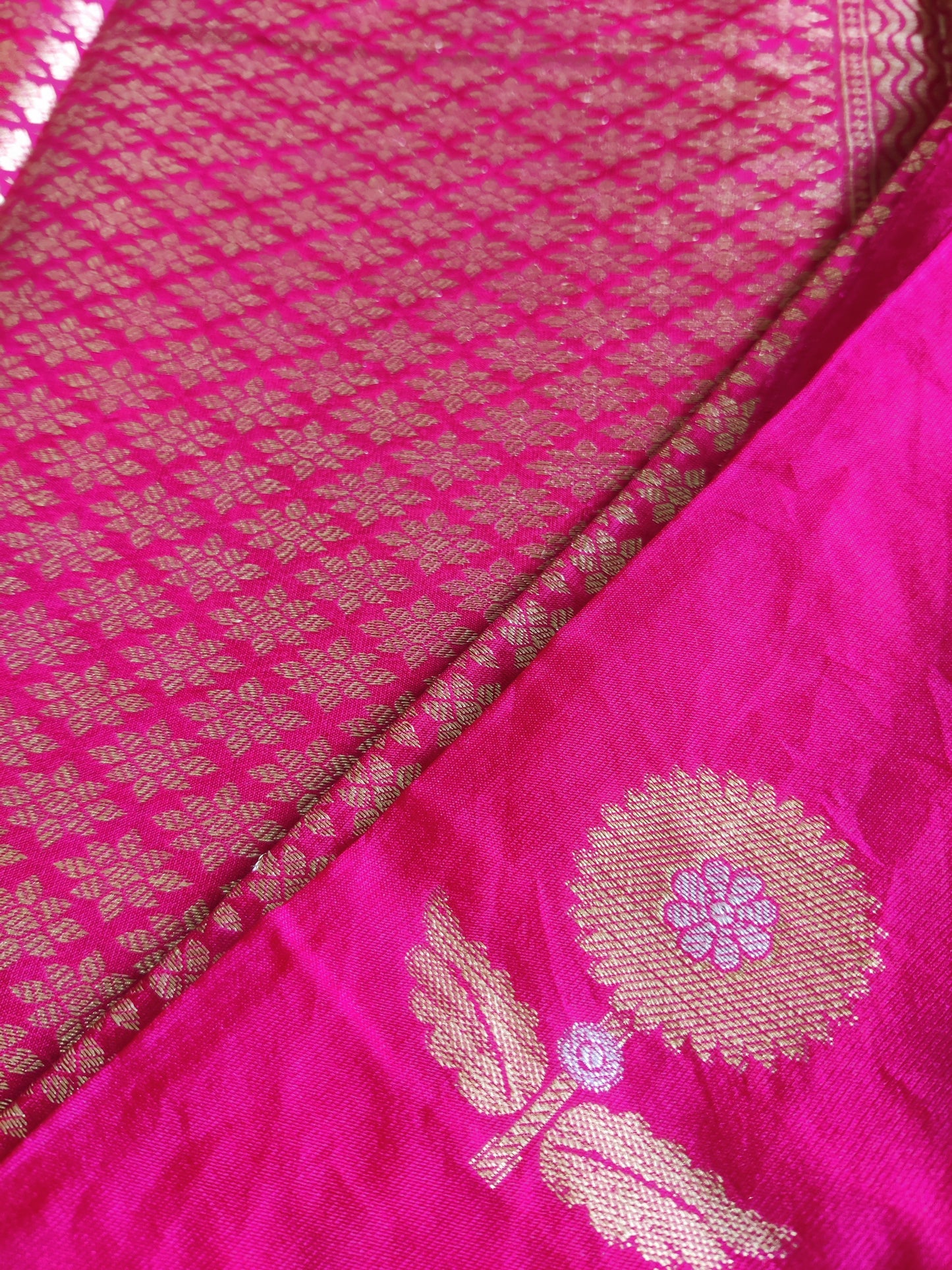 Nishaa Banarasi Floral Buti Saree/Rani Pink & Green